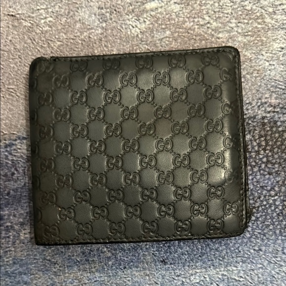 Gucci bifold wallet with Signature Embossed Design

🩶buttery soft leather!!! - Picture 1 of 11